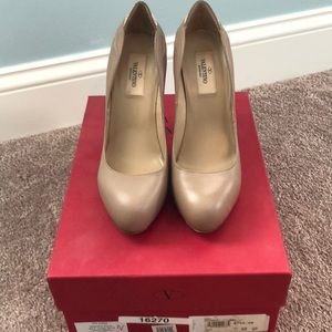 Valentino nude pumps / heels sz 37 / 7
